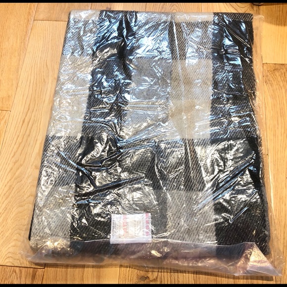 New EQ3 Wool Throw Blanket - Picture 4 of 4